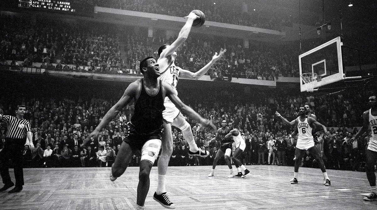 历史上的今天：约翰-哈夫里切克奉献著名的“世纪之断”