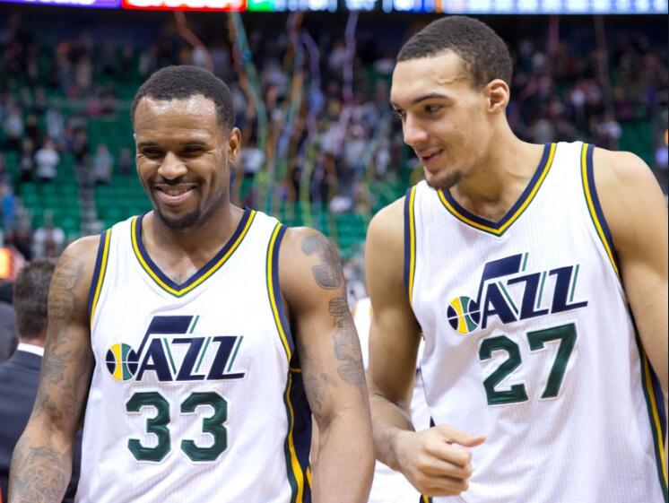 戈贝尔转发前队友特雷沃-布克退役申明：爱你，兄弟