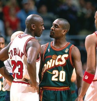 佩顿：新秀赛季季前赛针对了乔丹，常规赛里他教我做人