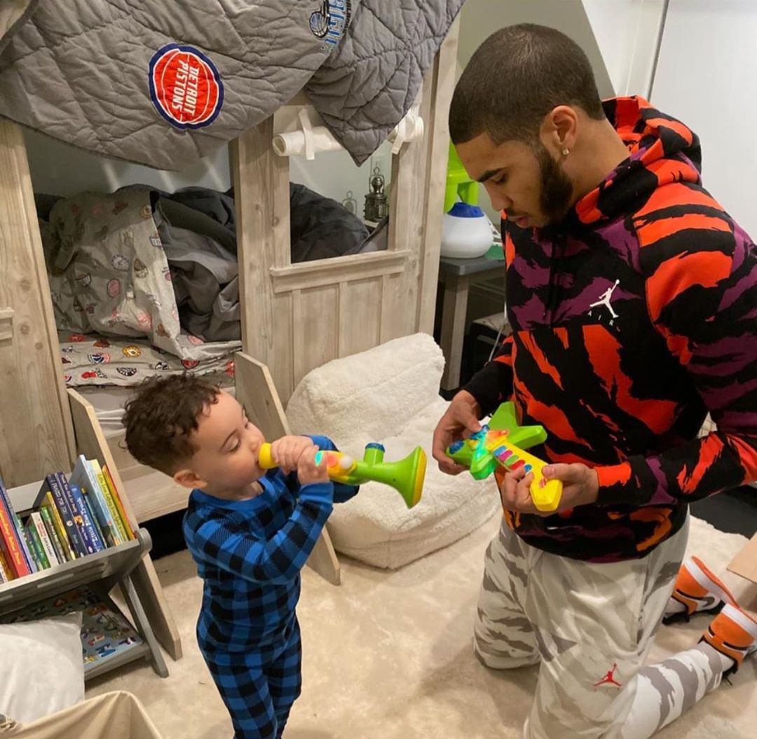 年轻老爸与萌娃，塔特姆发布在家陪儿子玩耍的图片