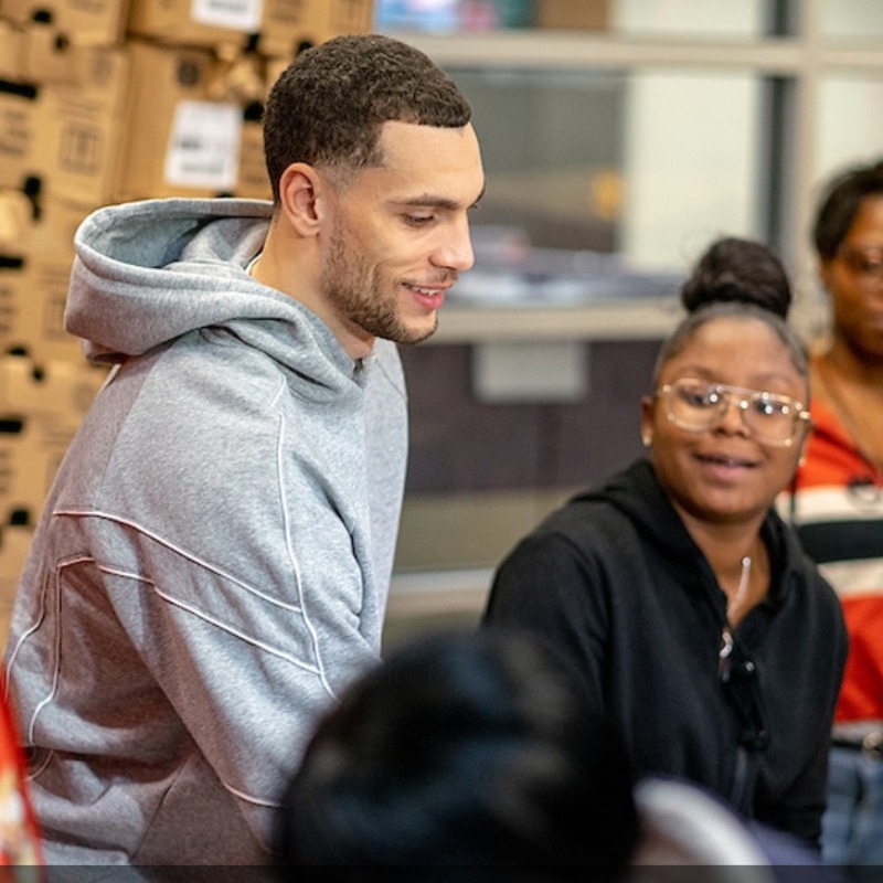 公牛和拉文与合作伙伴为困难家庭及球馆失业员工提供食物