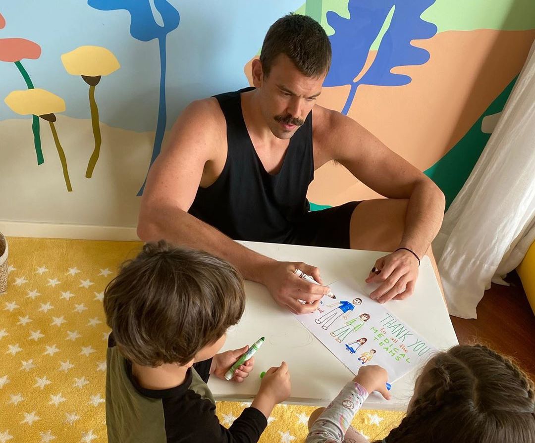 感谢英雄，小加索尔和范弗利特跟孩子们绘画致谢医护