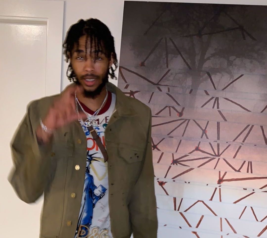 笑容洋溢，英格拉姆社交媒体发布训练旧照和自拍