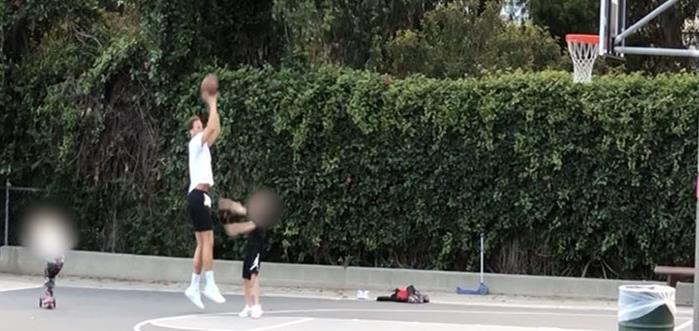 格里芬在洛杉矶街头与自己的孩子们打篮球