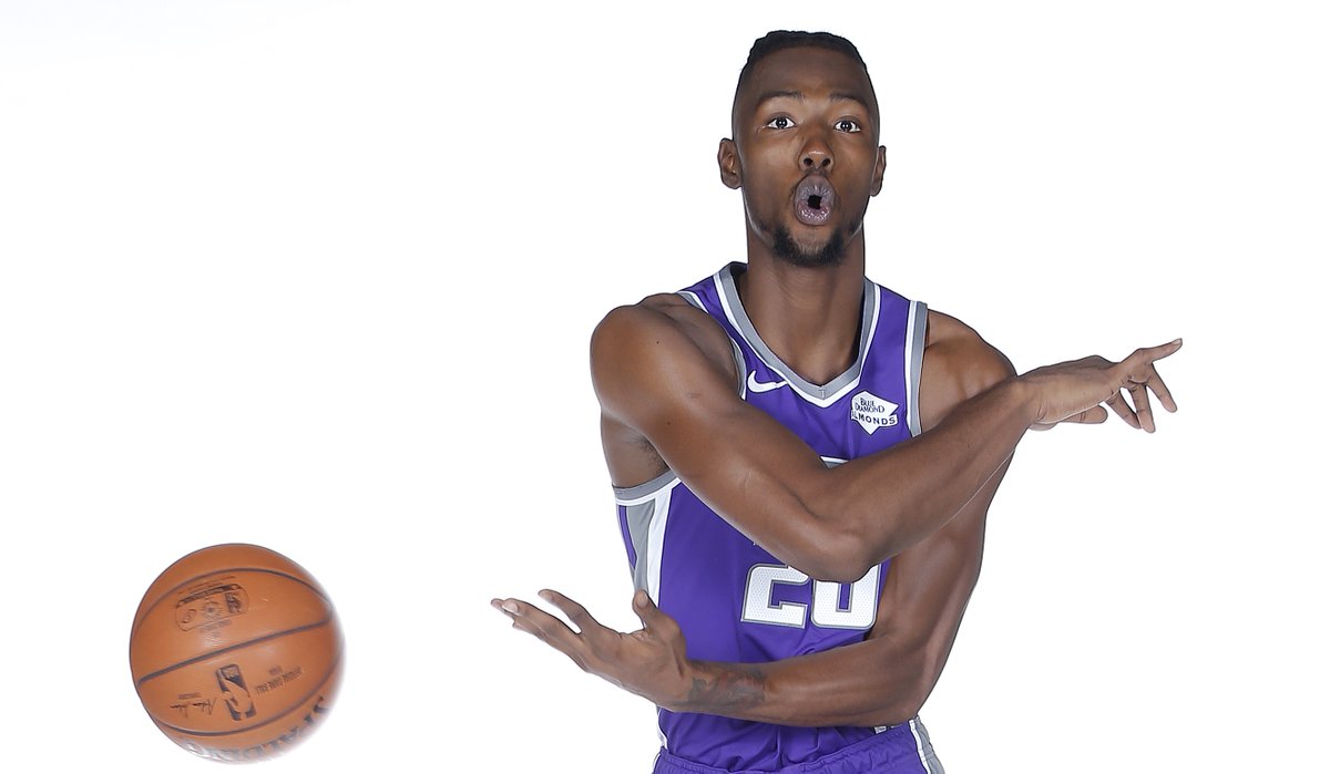 NBA官方推特祝国王球员哈里-贾尔斯22岁生日快乐