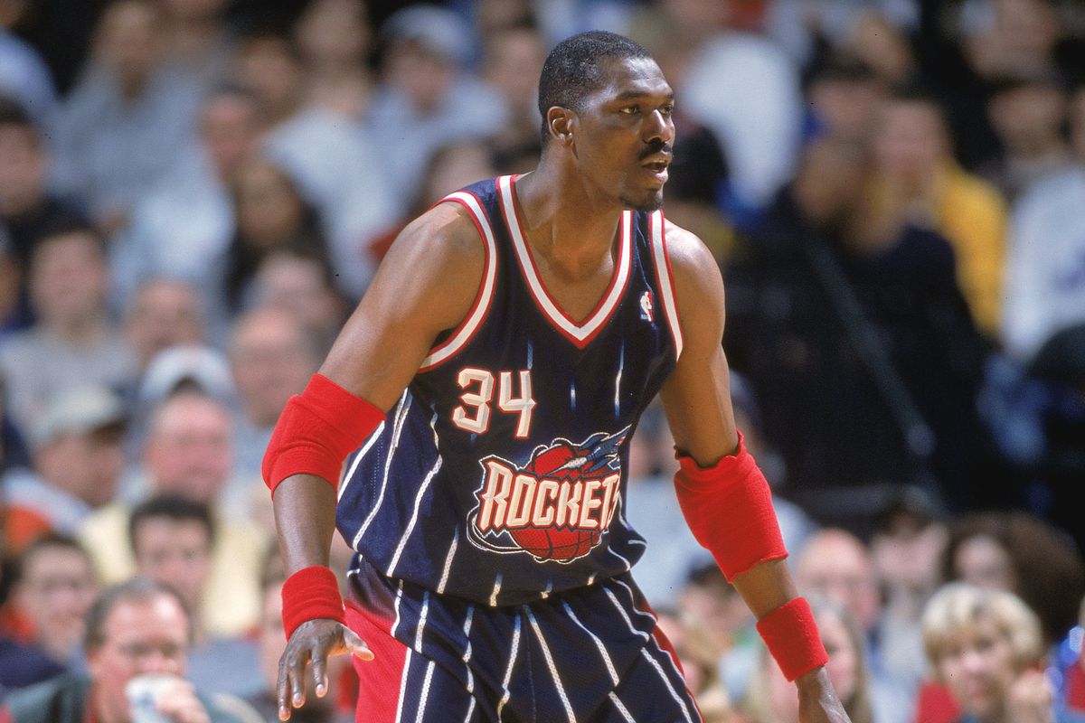 历史上的今天：奥拉朱旺超越贾巴尔升至历史封盖榜第一位