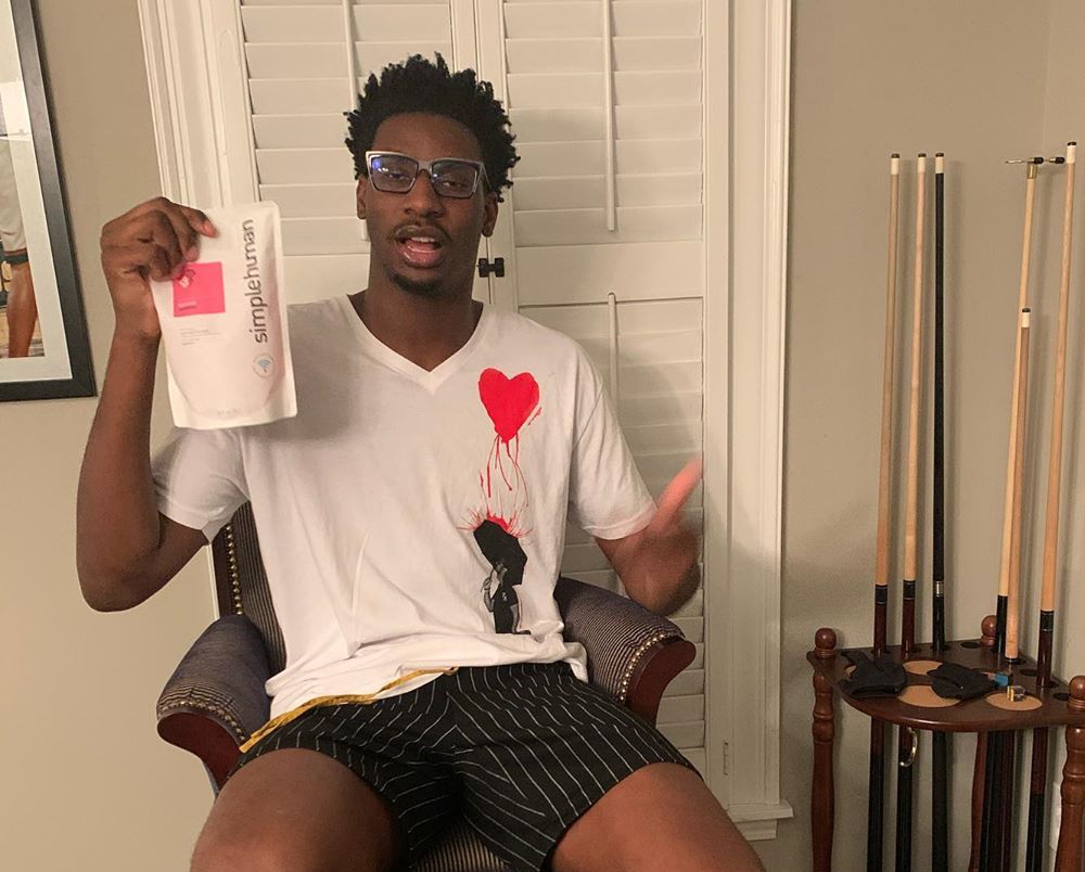 支援前线，小贾伦-杰克逊向当地医疗机构捐助消毒设备