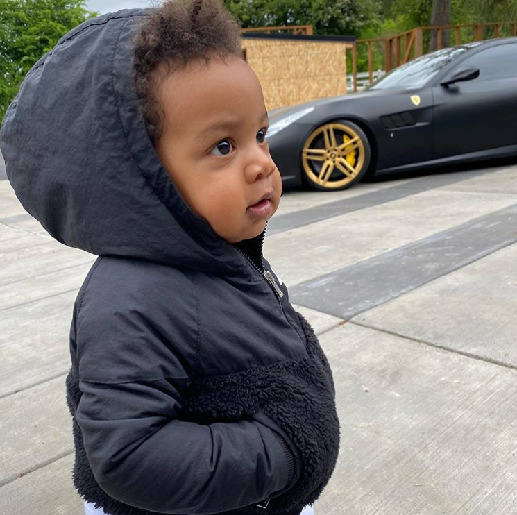 指孩为车？白边Ins晒出自己孩子与汽车照片