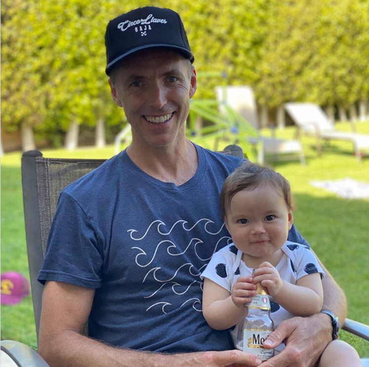 纳什晒居家抱娃照：一线希望，每个人都要保持健康