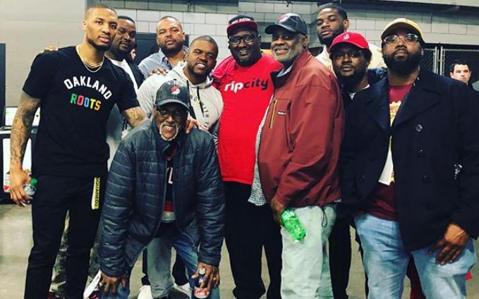 利拉德晒与好友们合照祝爷爷84岁生日快乐