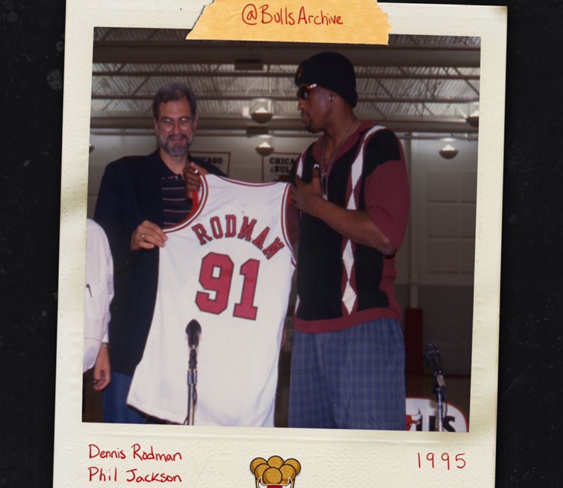 公牛球队照相馆官推晒出当年罗德曼加盟旧照：那年那天