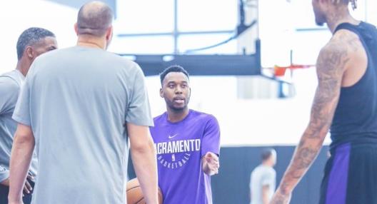 国王助教Akachi Okugo发行个人首张音乐专辑