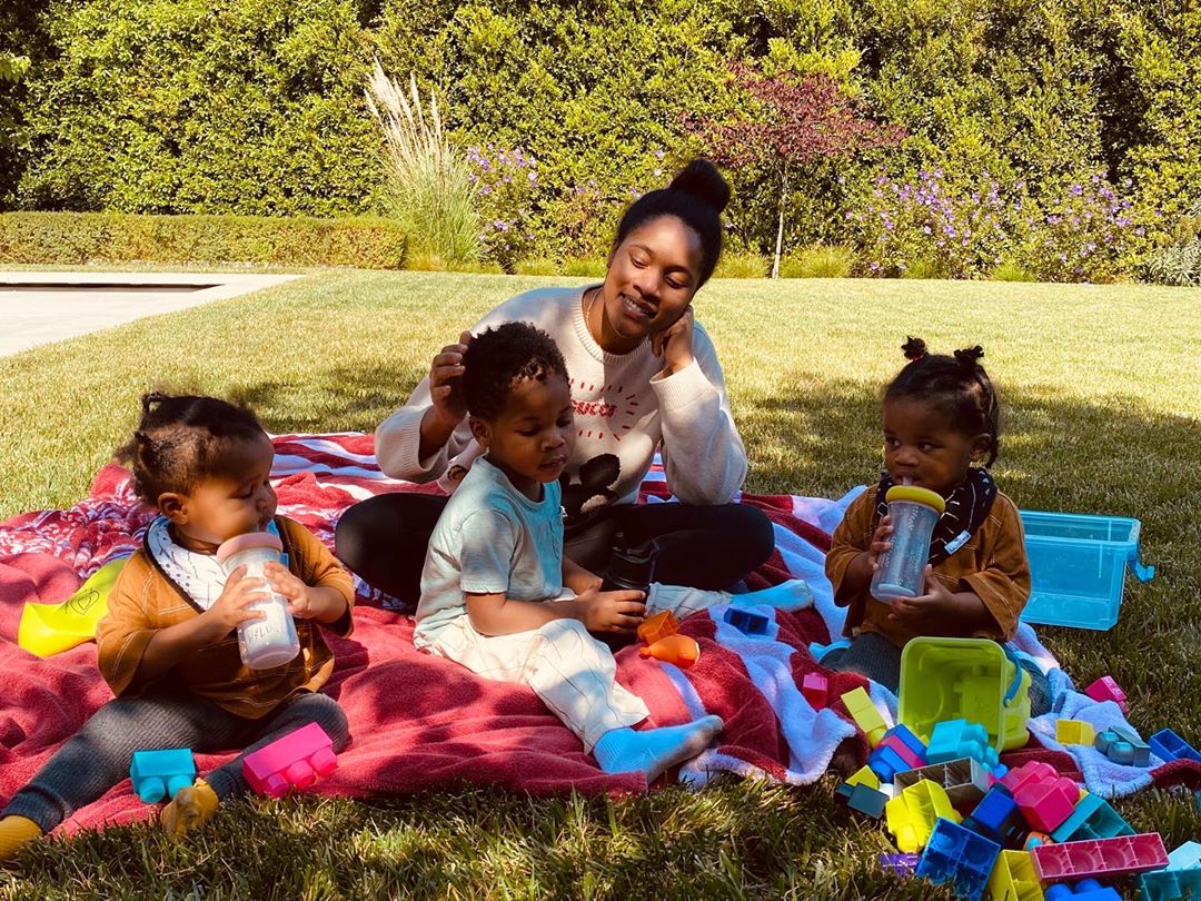 威少妻子晒娃：没有什么比做你们的母亲更令我高兴的了