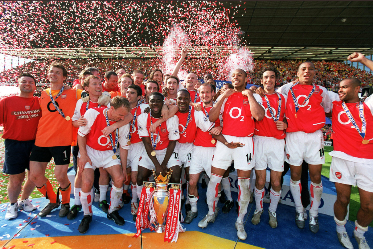 英超唯一！2004年的今天，阿森纳联赛不败夺冠捧金杯