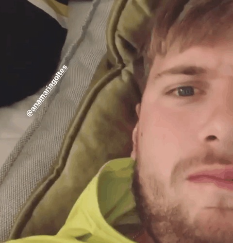 人生赢家！东契奇晒自己躺在女友身边的亲密片段