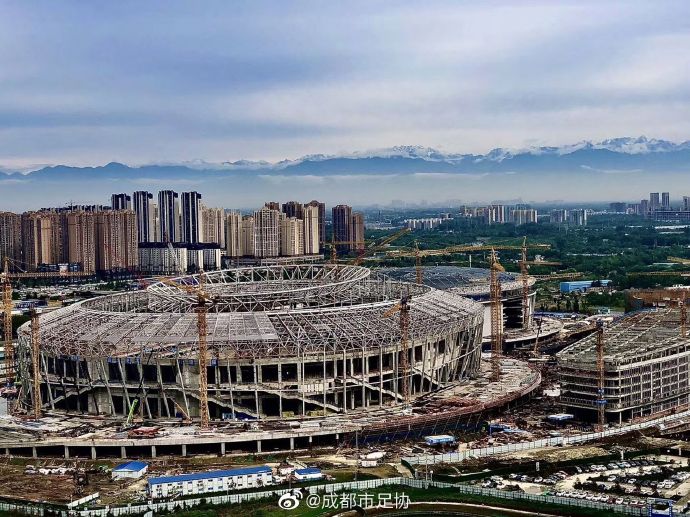 主体工程逐渐完成，凤凰山足球场开始进入内部装修阶段