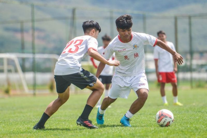 新华社评河中踢球少年：体育赋能，让梦想照进现实