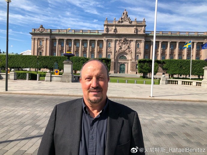 大连人主帅贝尼特斯更新微博：又回到了中国