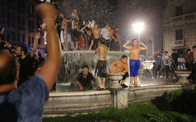 多图流：那不勒斯球迷街头集会庆祝夺冠，多人跳入喷泉