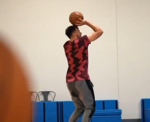 独行侠晒出东契奇、波尔津吉斯和哈达威今日的训练视频