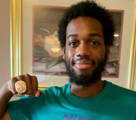 终于到了！乔丹-劳埃德已经领取自己的总冠军戒指