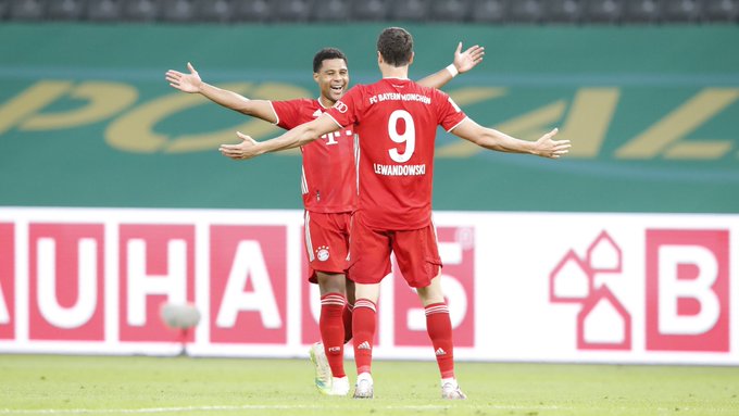GIF：莱万挑射破门，拜仁4-1勒沃库森锁定胜局
