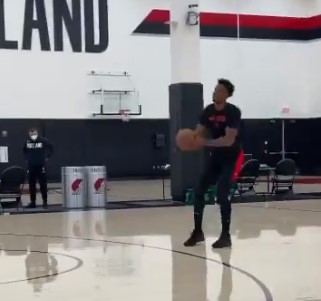 开拓者官推晒怀特塞德训练三分视频,八投八中