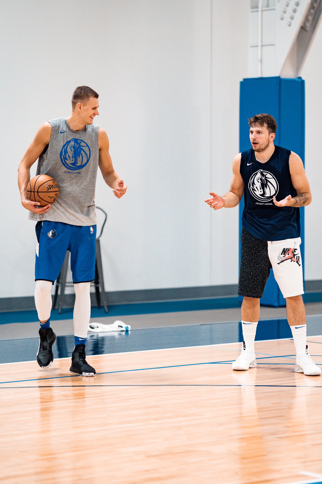 独行侠官方推特发布训练图集：出发前的最后一次训练