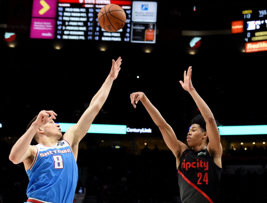 安芬尼-西蒙斯复赛后球衣背后展示内容为“我无法呼吸”