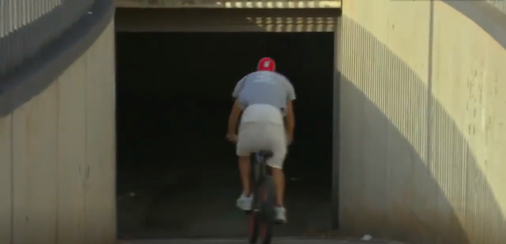 平平淡淡才是真！皮克骑自行车抵达诺坎普球场
