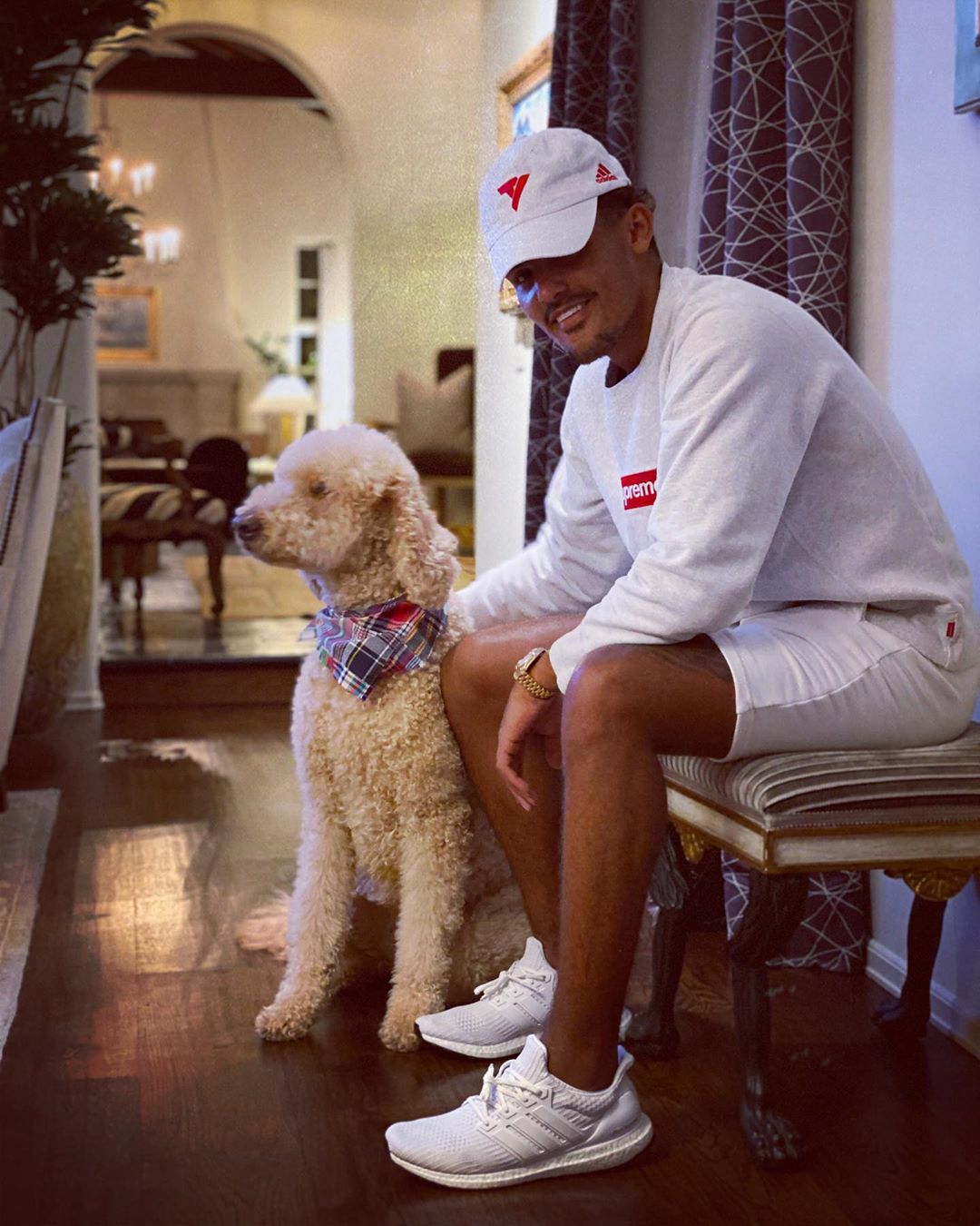 惬意生活！特雷-杨晒自己与爱犬的合照