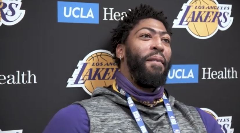 戴维斯谈保留球衣姓名：一度两难，但我打球时代表家族