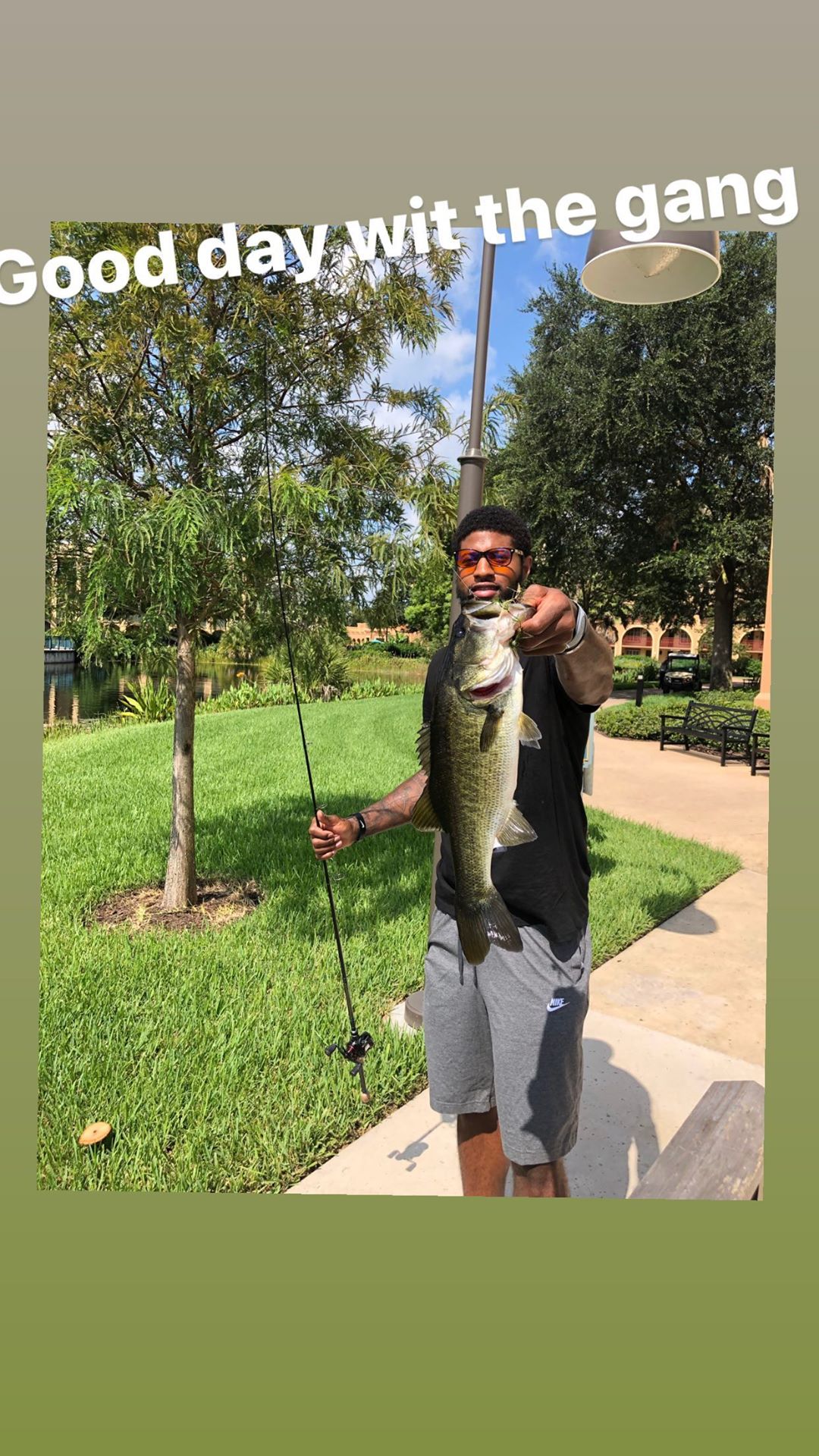 我愿称之为钓王！乔治晒与哈勒尔钓鱼的照片