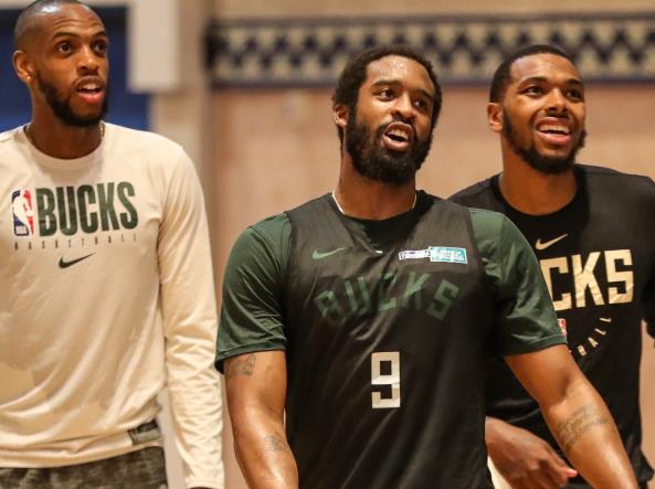 雄鹿晒米德尔顿和马修斯等人训练照：回来了