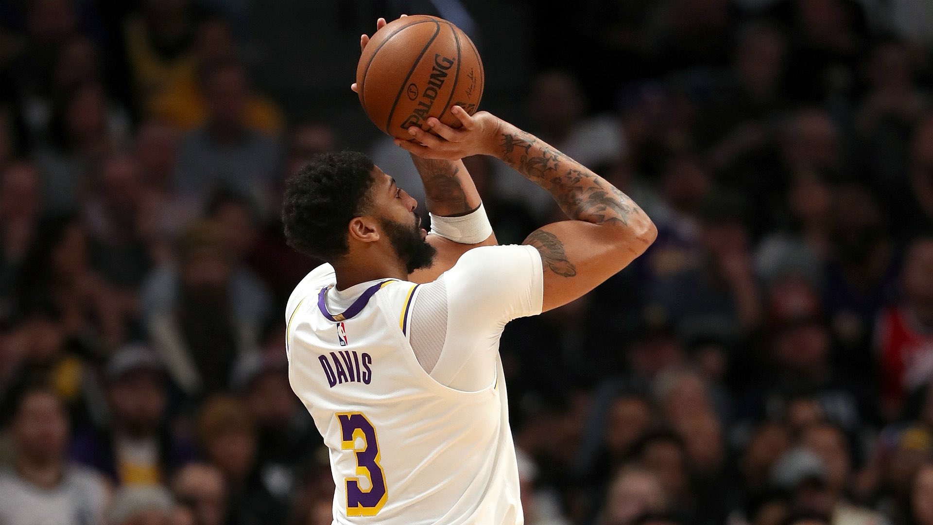 安东尼-戴维斯将在复赛后保留其球衣背后的姓氏