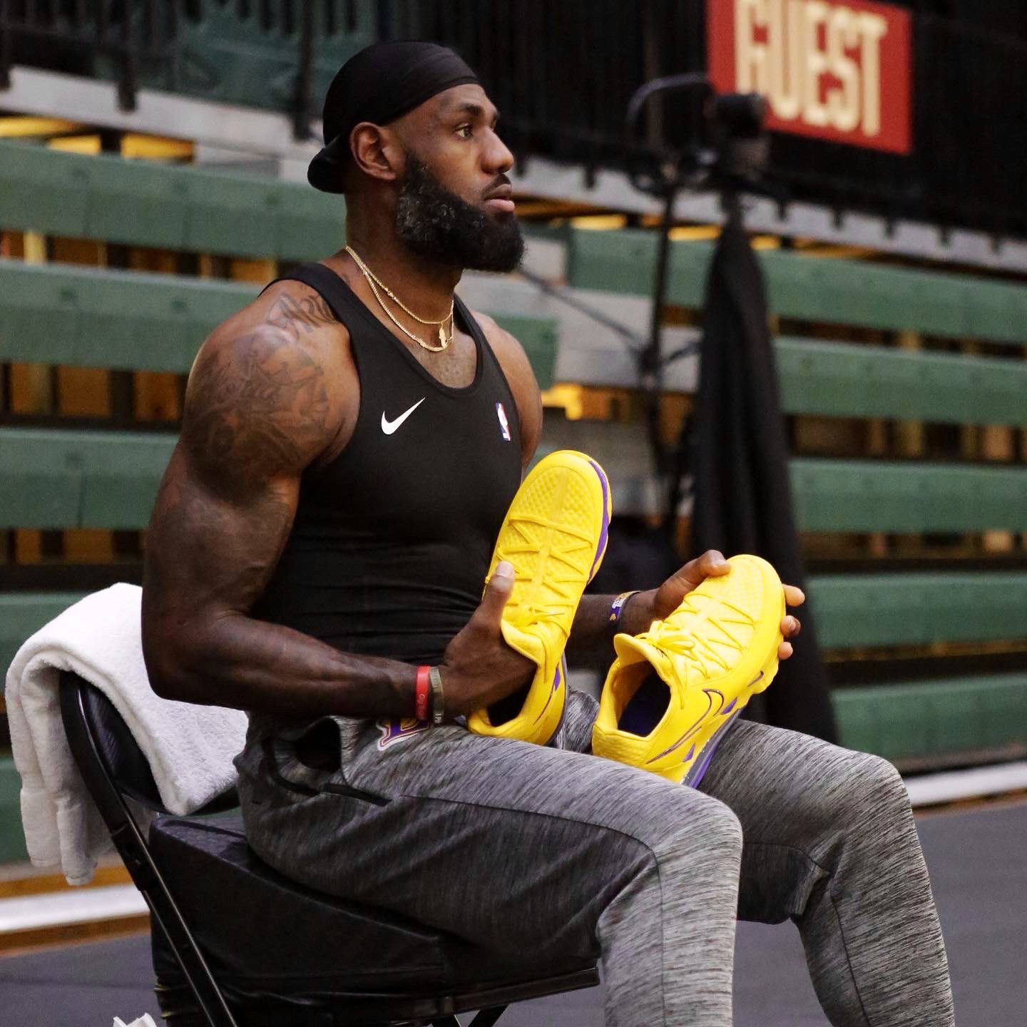 积极备战!NBA官方晒湖人今日詹姆斯、浓眉训练照