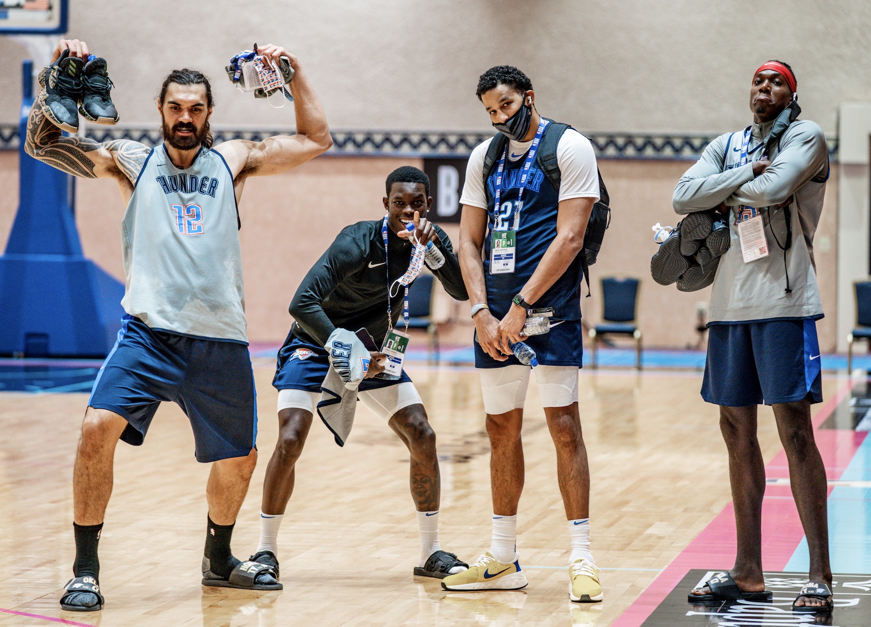 雷霆官方晒出球队趣照:我们的球队VS你的球队