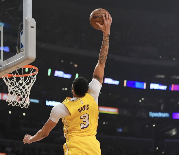 戴维斯：我在球场上代表我的家族，姓氏对我非常重要