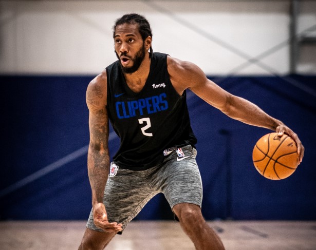 伦纳德、乔治领衔，快船官方晒出球队今日训练照