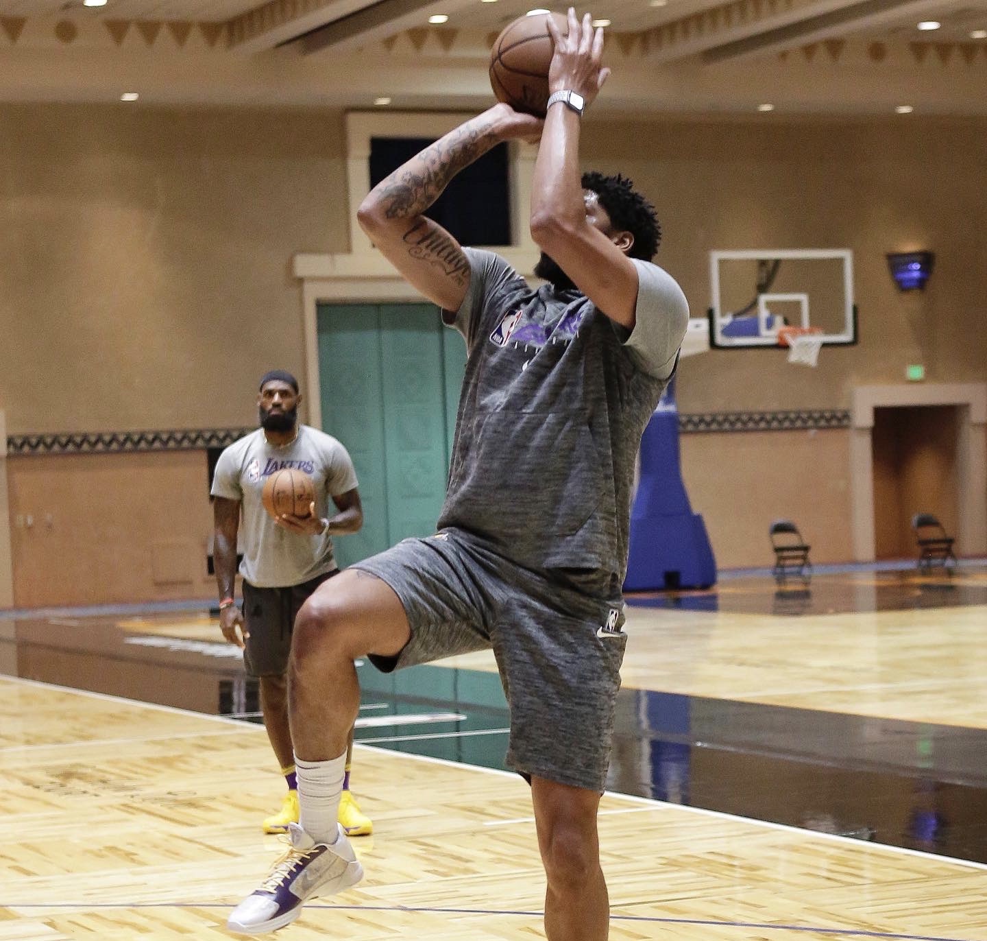 NBA官方晒戴维斯今日训练照，上脚科比球鞋