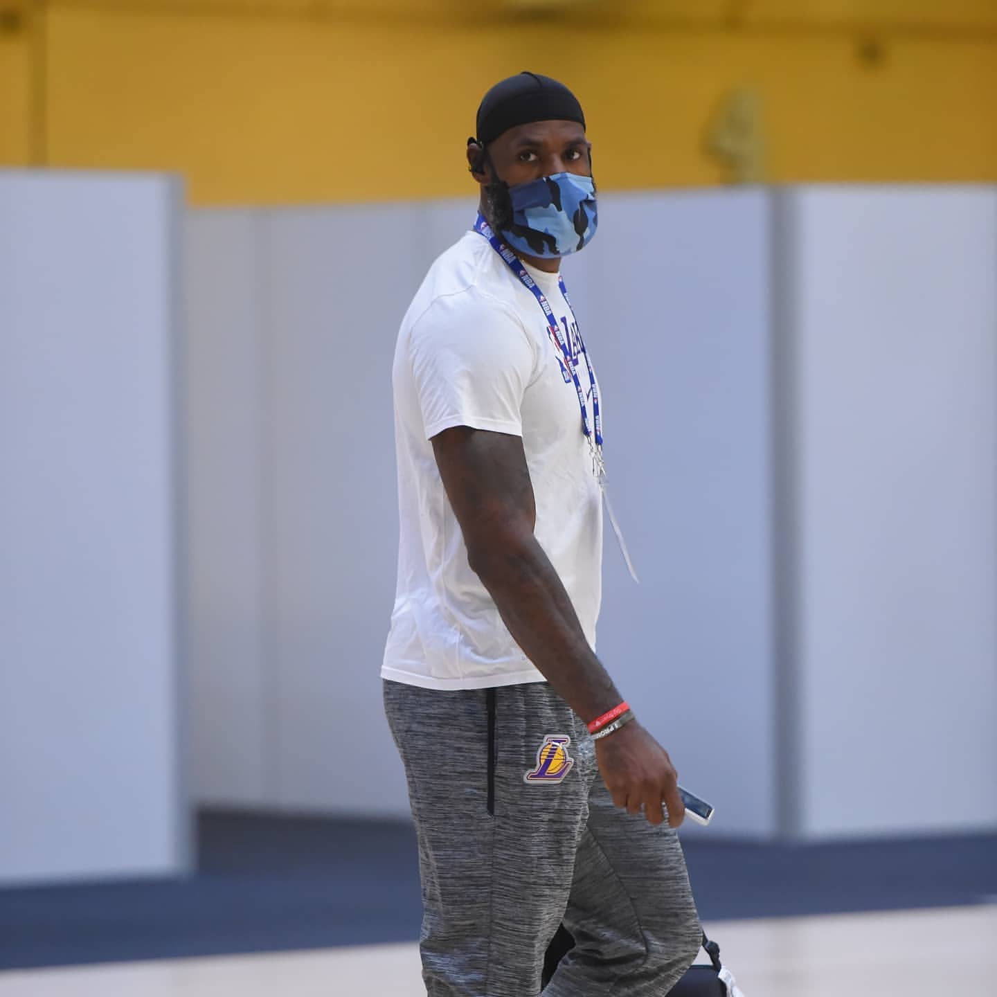 湖人昨日训练组图：詹眉库兹马练习运球