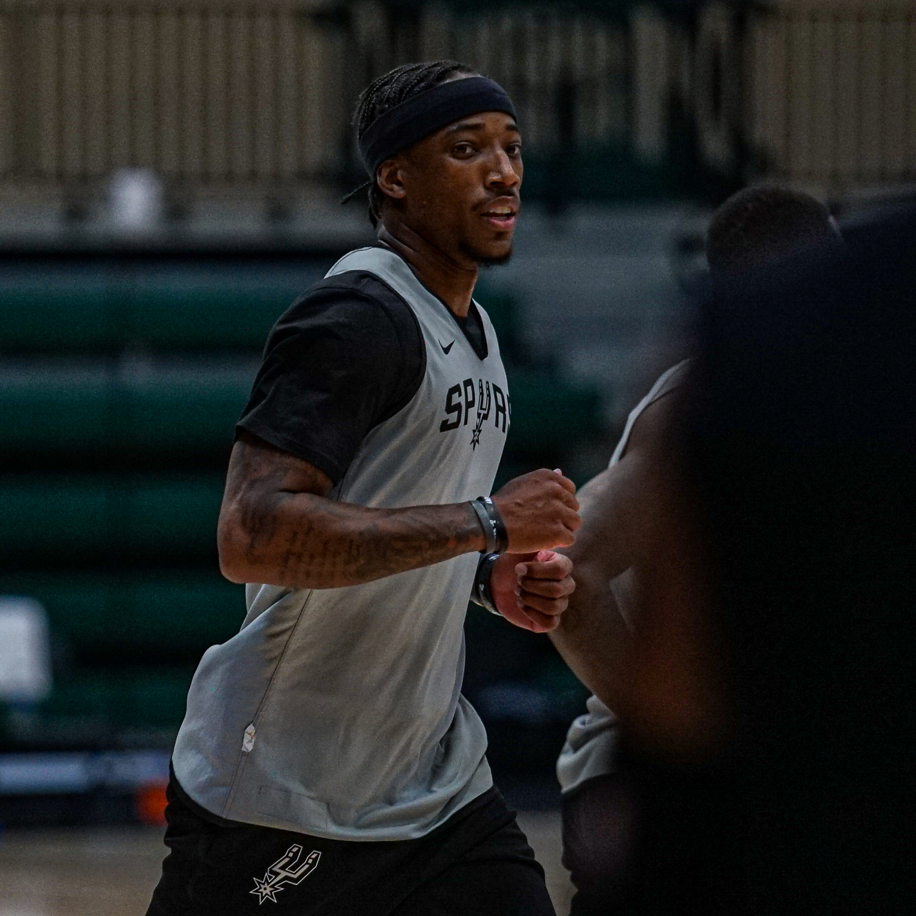 马刺官方推特发布最新训练照，德罗赞、盖伊领衔