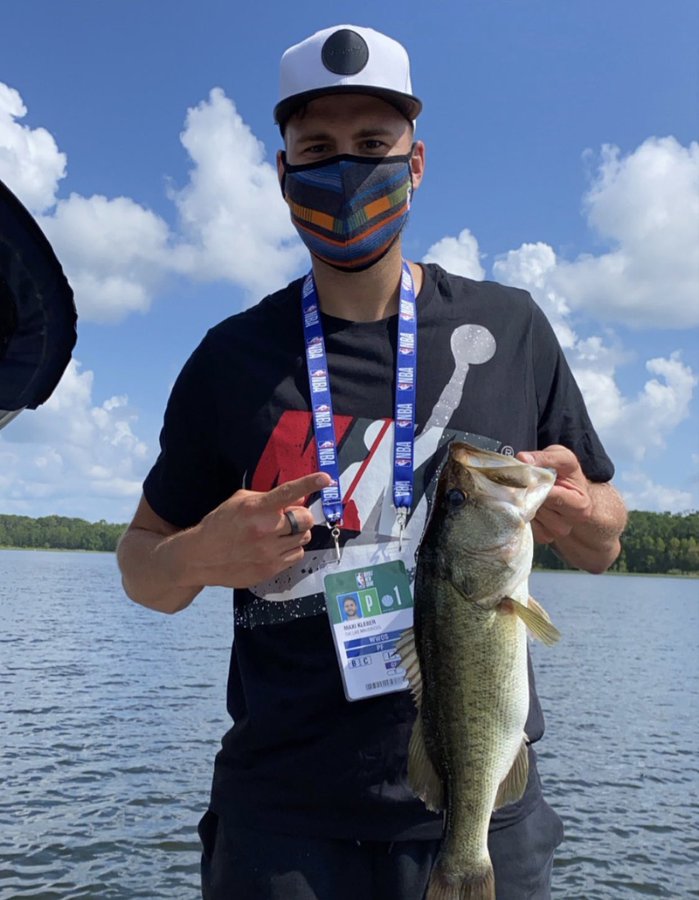 独行侠晒克勒贝尔的钓鱼收获：这么大一条！