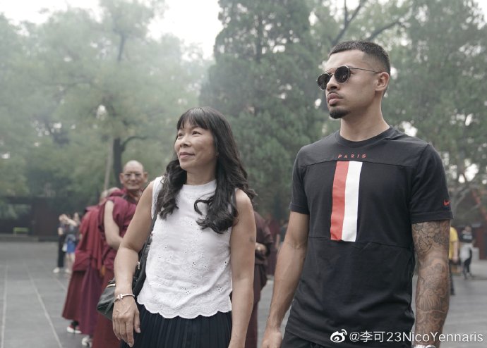 李可微博晒与母亲合影：一年前今天我与家人在中国相聚