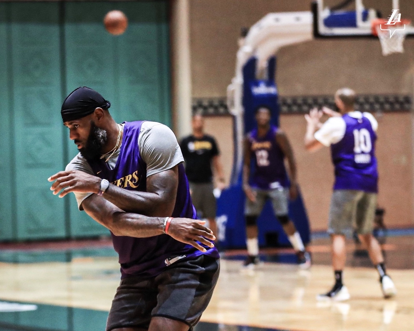 热火朝天！湖人官推晒照回顾过去几日的球队训练