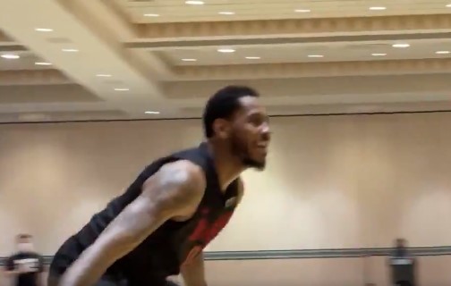 媒体晒安东尼卖力防守海佐尼亚视频:瘦下来的甜瓜!