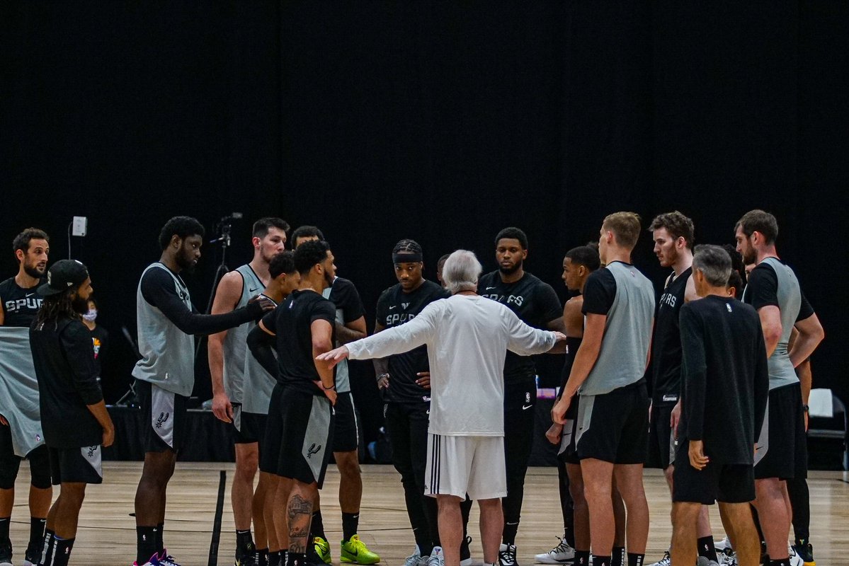 团结就是力量！马刺官推晒球队今日训练合影：这支球队