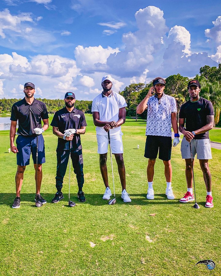 魔术官方推特晒球队放假打高尔夫照片：你想与谁对决？