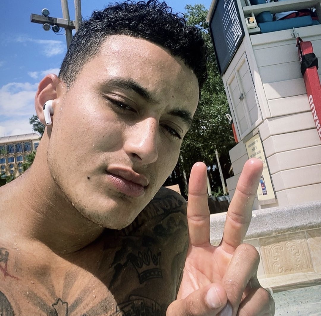 阳光明媚！库兹马晒泳池自拍照放松身心