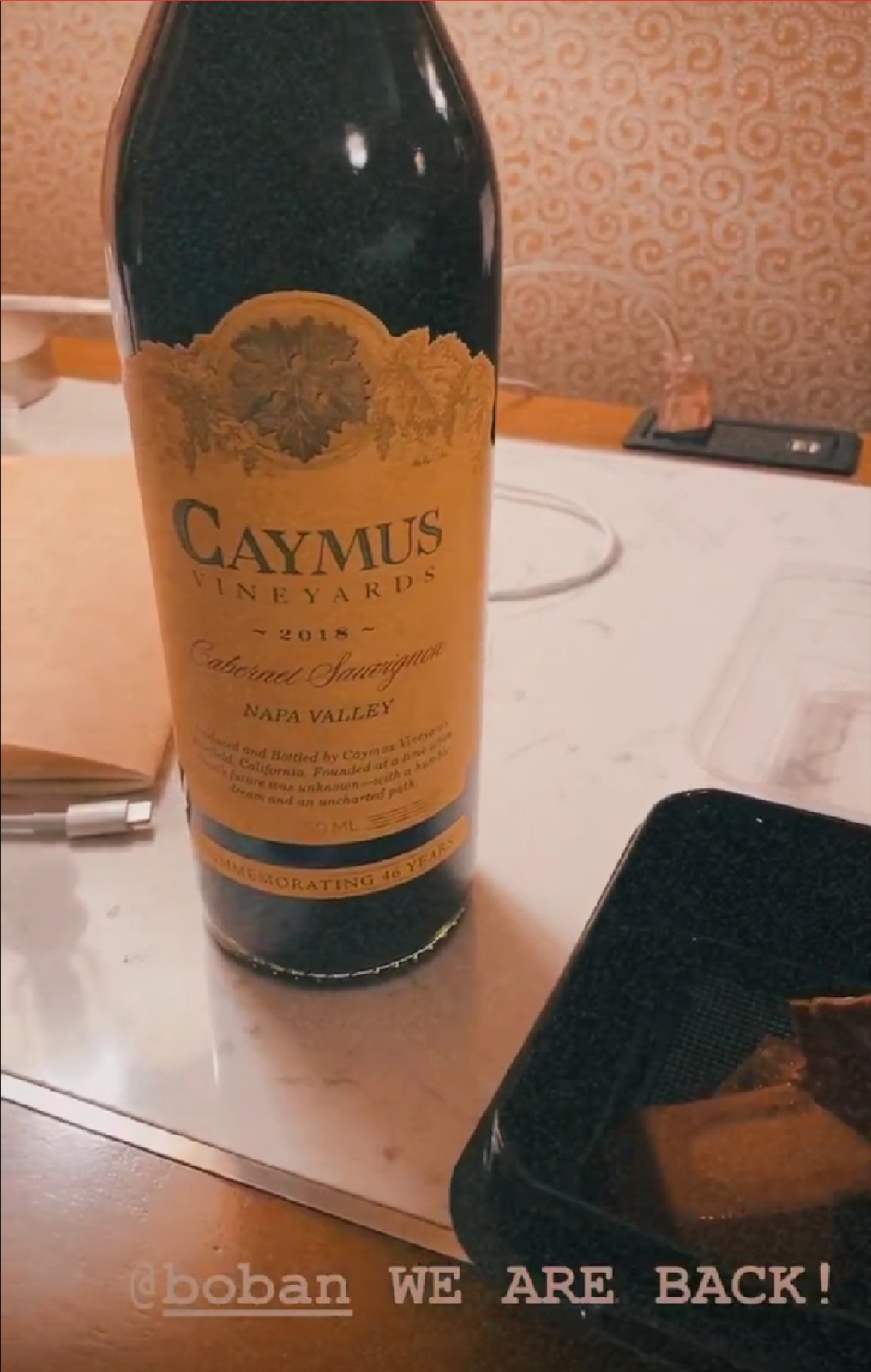 哈里斯晒博班送的红酒：我原谅你了，但以后别这样了